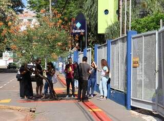 Acadêmicos em frente a uma das universidades onde ocorreu a prova do Enade (Foto: Osmar Veiga)