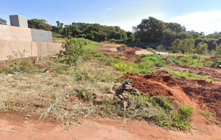 Terreno baldio onde cadáver foi encontrado. (Foto: Reprodução/Google Street View)