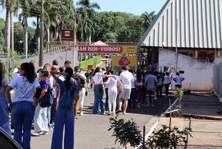 Fila de jovens na entrada do evento, na manhã deste domingo (Foto: Osmar Veiga)