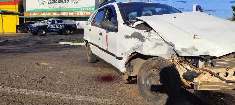 Motorista &eacute; socorrido em estado grave ap&oacute;s colis&atilde;o entre carros