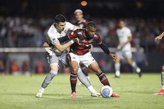 Jogadores disputam a posse da bola no gramado do Morumbi. (Foto: Rubens Chiri/São Paulo)