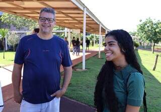 Na UEMS, Daniel e Amabily deram uma volta no campus antes de começar a prova. (Foto: Osmar Veiga)