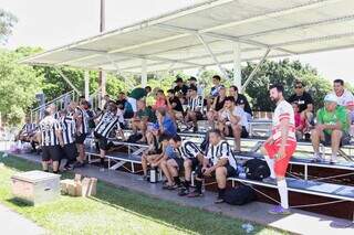 Da arquibancada, atletas acompanham partida neste domingo. (Foto: Osmar Veiga)