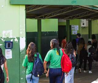 Estudantes entrando na Escola José Maria Hugo Rodrigues (Foto: Henrique Kawaminami)