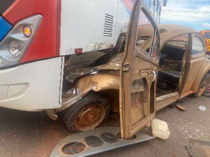 Fusca &ldquo;entra&rdquo; em &ocirc;nibus e passageiro &eacute; retirado em estado grave das ferragens 