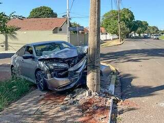 Honda Civic batido em poste, na Avenida Duque de Caxias (Foto: Marcos Maluf)