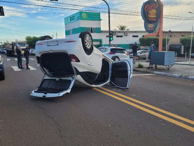 Motorista perde controle, arrasta outro ve&iacute;culo e capota na Spipe Calarge