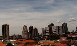 Tempo com céu aberto na capital sul-mato-grossense (Foto: Direto das Ruas) 