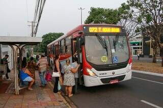 Pessoas entram em ônibus do Consórcio Guaicurus na Avenida Mato Grosso, em Campo Grande (Foto: Paulo Francis/Arquivo)