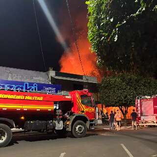 Imóvel pega fogo e fumaça toma conta da região central de Três Lagoas