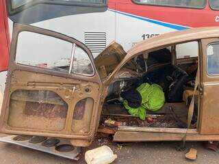 Fusca &ldquo;entra&rdquo; em &ocirc;nibus e passageiro &eacute; retirado em estado grave das ferragens 