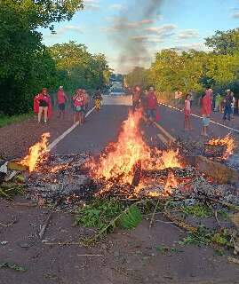 Tráfego na BR-262 é liberado após 8 horas de bloqueio do MST