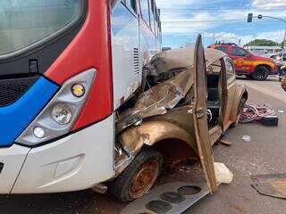 Fusca ficou destruído com o impacto (Foto: Clara Farias)