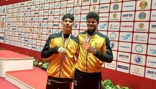 Gabriel Rodrigues e Danilo Silva, com as medalhas conquistadas na Ásia Central. (Foto: Reprodução/Instagram)