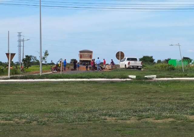 Ind&iacute;genas ampliam protesto para cobrar &aacute;gua em aldeias e fecham anel vi&aacute;rio