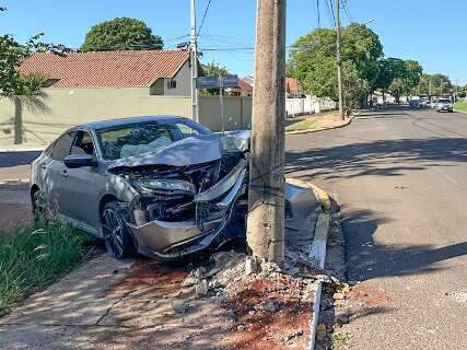 Motorista perde o controle da direção e quebra poste na Duque de Caxias 