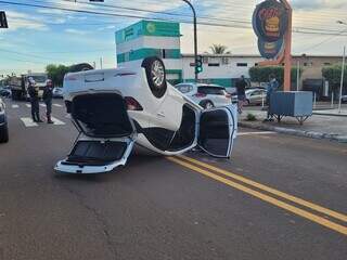 Veículo &#34;parou&#34; bem no meio da rua, impedindo o trânsito de outros carros (Foto: Gabriel de Matos)