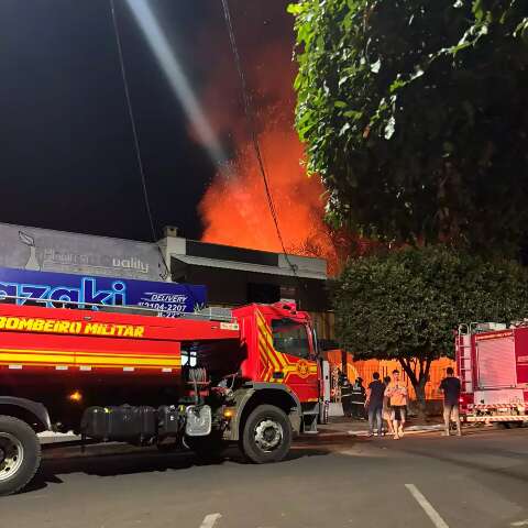 Im&oacute;vel pega fogo e fuma&ccedil;a toma conta da regi&atilde;o central de Tr&ecirc;s Lagoas