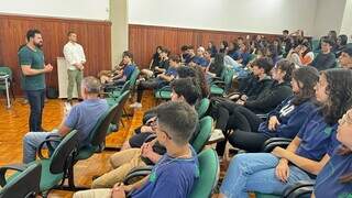 Ativista da causa animal, Bruno Nóbrega, durante palestra sobre maus-tratos contra animais na Escola Estadual Lucia Martins Coelho (Foto: Reprodução)