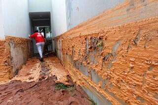 Marca da lama na parede de casa tomada por enxurrada em janeiro deste ano (Foto: Juliano Almeida/Arquivo)