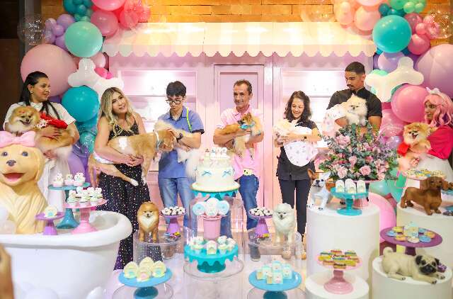 Festão com 40 cachorros teve bolo, donuts e super buffet para os pets