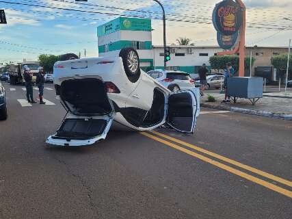 Motorista perde o controle, arrasta outro veículo e capota na Spipe Calarge