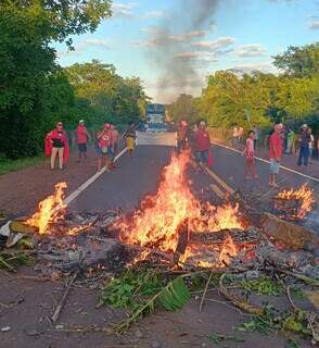 Manifestantes do MST durante bloqueio na BR-262 (Foto: Direto das Ruas)