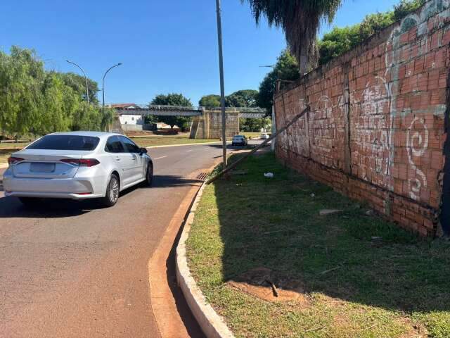 Peda&ccedil;o de madeira serve de &ldquo;apoio&rdquo; para muro n&atilde;o cair na Avenida Ernesto Geisel