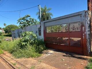 Peda&ccedil;o de madeira serve de &ldquo;apoio&rdquo; para muro n&atilde;o cair na Avenida Ernesto Geisel