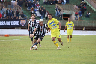 Jogadores do Operário Caarapoense e Dourados Atlético Clube disputando jogada no Estádio Douradão. (Foto: Rodrigo Moreira/FFMS)