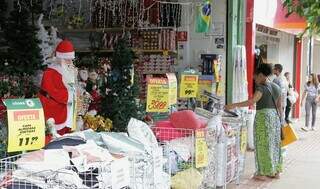 Consumidora pesquisando itens de decoração natalina em Campo Grande (Foto: Arquivo)