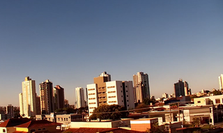 Sol brilha forte nesta manhã no Vivendas do Bosque, em Campo Grande (Foto: Direto das Ruas)