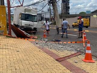 Estrutura do poste destruída na base, correndo risco de desabamento (Foto: Dayene Paz)