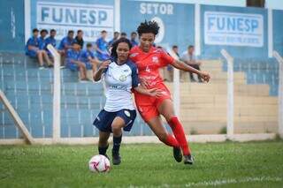 Meninas de Costa Rica e Comercial disputam lance em jogo do Estadual (Foto: Rodrigo Moreira/FFMS)