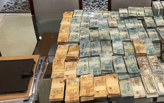 Mesa com R$ 2,7 milhões encontrados na casa de desembargador Júlio Siqueira de MS, em fase anterior da investigação.