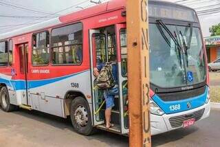 Passageiro sobe em ônibus quase vazio, da linha 063 - Terminal Moreninhas / Terminal Aero Rancho, na Avenida dos Cafezais (Foto: Arquivo)