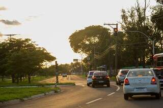 Sol visto da Avenida Duque de Caxias, em Campo Grande (Foto: Juliano Almeida)