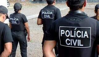 Vários policiais civis juntos e de costas, em local de treinamento do curso de formação (Foto: Arquivo/Assessoria de Imprensa)