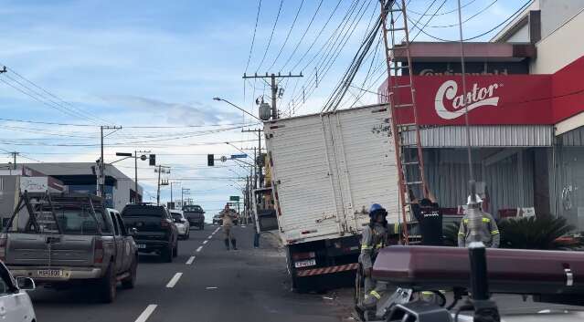 Ap&oacute;s acidente com caminh&atilde;o em poste, tr&acirc;nsito volta ao normal na Cear&aacute;