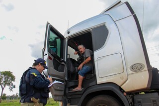 Odelar é morador de São Gabriel do Oeste e acabou autuado por conta dos pneus (Foto: Juliano Almeida)