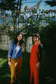 Letícia e a preparadora de elenco Amanda Gabriel, na casa que foi cenário do filme. (Foto: Arquivo Pessoal)