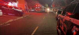 Movimentação de viaturas em frente a casa onde criança caiu em poço. (Foto: Reprodução/MS News)