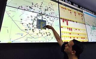 Henrique mostra o que é monitorado com relação ao transporte coletivo, no Centro de Controle Integrado de Mobilidade Urbana (Foto: Kamila Alcântara)