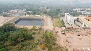 Vista aérea do imóvel, ao lado da bacia de amortecimento. (Foto: Reprodução)