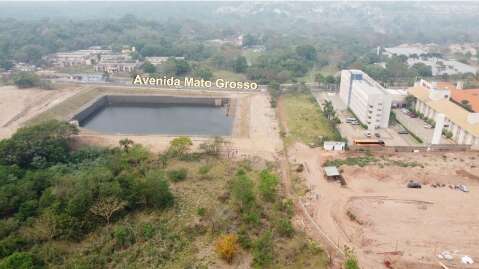 Obra de "piscinão" invade terreno e empresa cobra R$ 1,8 milhão da prefeitura