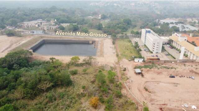 Obra de &quot;piscin&atilde;o&quot; invade terreno e empresa cobra R$ 1,8 milh&atilde;o da prefeitura