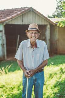 José sorridente durante ensaio fotográfico na fazenda. (Foto: Roberto Kelsson)