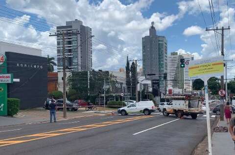 Troca de poste levará mais de 4h e trecho da Rua Ceará continua fechado