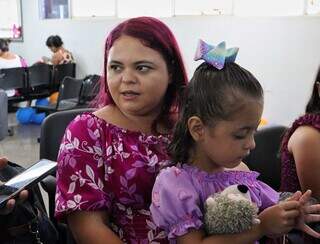 Com Maria no colo, Daniela fala sobre período que a filha ficou internada. (Foto: Osmar Veiga)