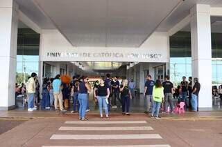 Movimentação de estudantes em frente à Universidade Católica Dom Bosco, no último domingo (Foto: Osmar Veiga)